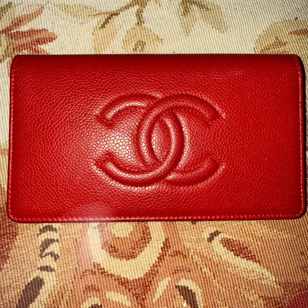 CHANEL RED WALLET / excellent condition.